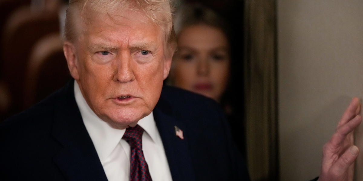 USA:s president Donald Trump om bord flygplanet Air Force One på söndagen.