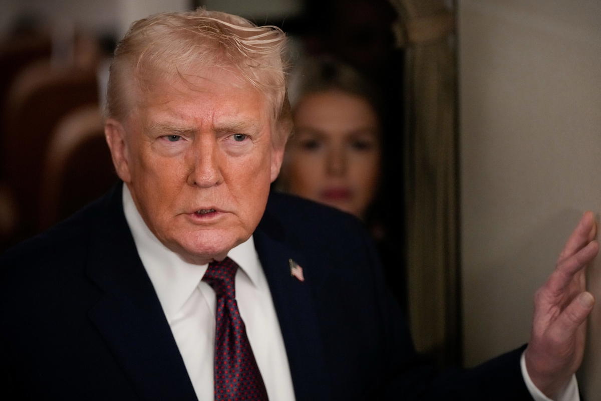 USA:s president Donald Trump om bord flygplanet Air Force One på söndagen.