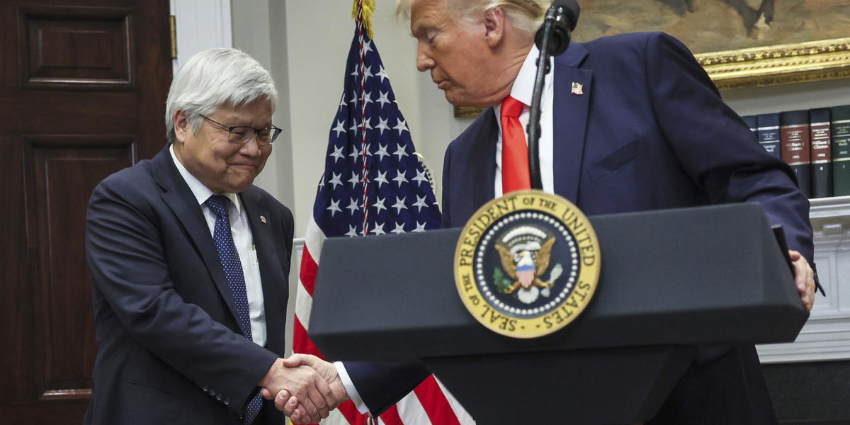 USA:s president Donald Trump tillsammans med taiwanesiska chiptillverkaren TSMC:s ordförande och vd C C Wei. Arkivbild.