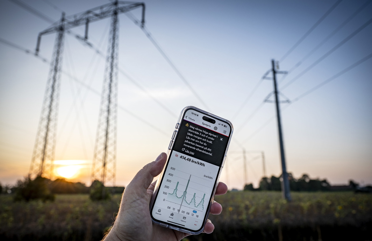 Vissa följer elpriset i telefonen. Arkivbild.