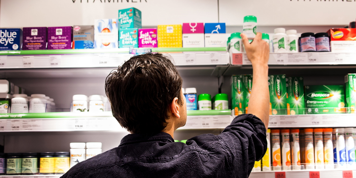 Det är oftast dyrare att handla på apotekens fysiska butiker än online. Arkivbild. 