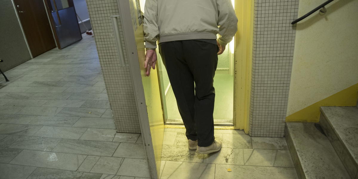 En pensionär åker hiss i ett flerfamiljshus. Arkivbild.