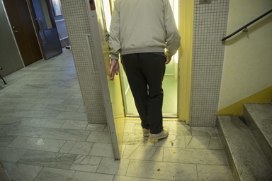 En pensionär åker hiss i ett flerfamiljshus. Arkivbild.