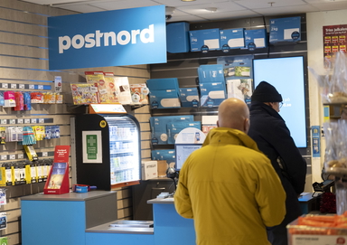 En Postnord-paketutlämning vid Torsplan i Stockholm. Arkivbild. 