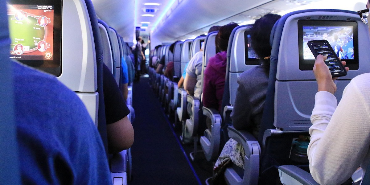 Fesenärer i ett flygplan. En sömncoach ger tips om hur du kan sova överallt, även i ett flygplan