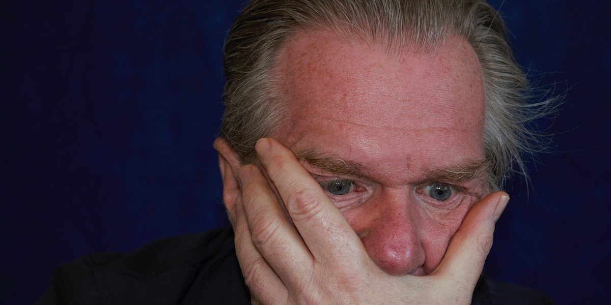 En man vars hårlinje börjar tunnas ut. Har ditt hår börjat tunnas ut vid hårfästet eller har du en begynnande flint? I så fall kan kanske en ny sydkoreansk kepsliknande enhet vara till hjälp, i alla fall om och när den finns tillgänglig.