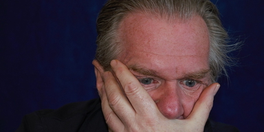 En man vars hårlinje börjar tunnas ut. Har ditt hår börjat tunnas ut vid hårfästet eller har du en begynnande flint? I så fall kan kanske en ny sydkoreansk kepsliknande enhet vara till hjälp, i alla fall om och när den finns tillgänglig.