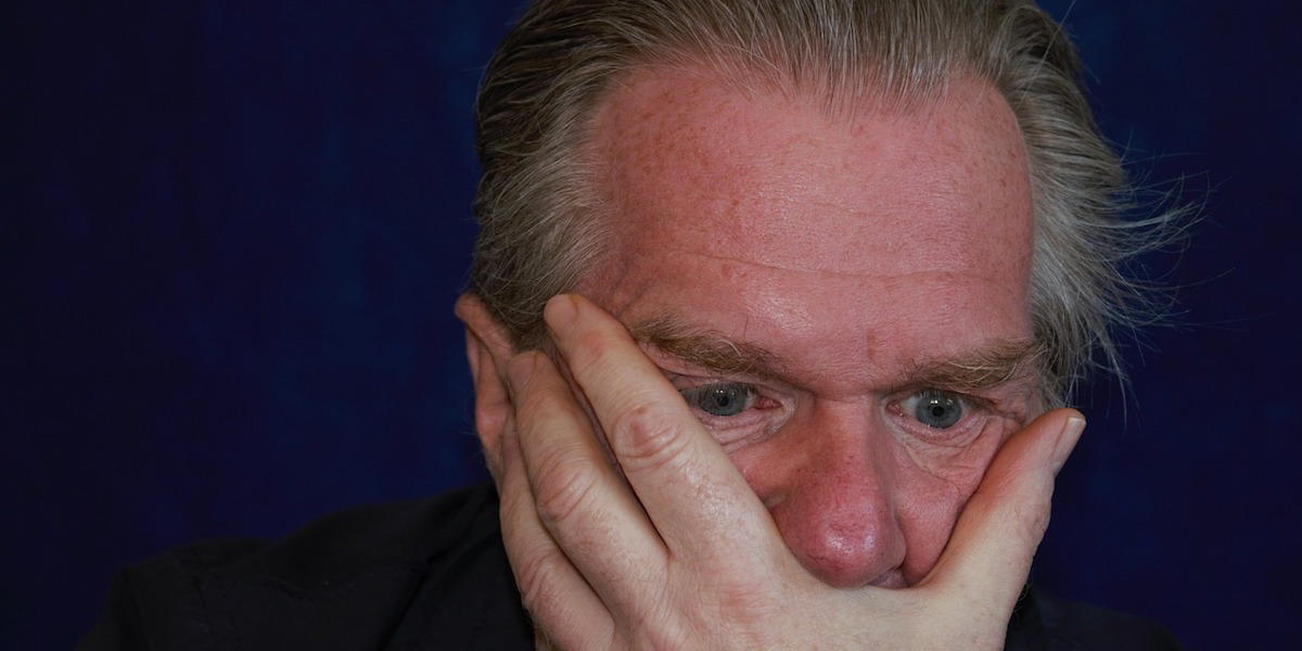 En man vars hårlinje börjar tunnas ut. Har ditt hår börjat tunnas ut vid hårfästet eller har du en begynnande flint? I så fall kan kanske en ny sydkoreansk kepsliknande enhet vara till hjälp, i alla fall om och när den finns tillgänglig.