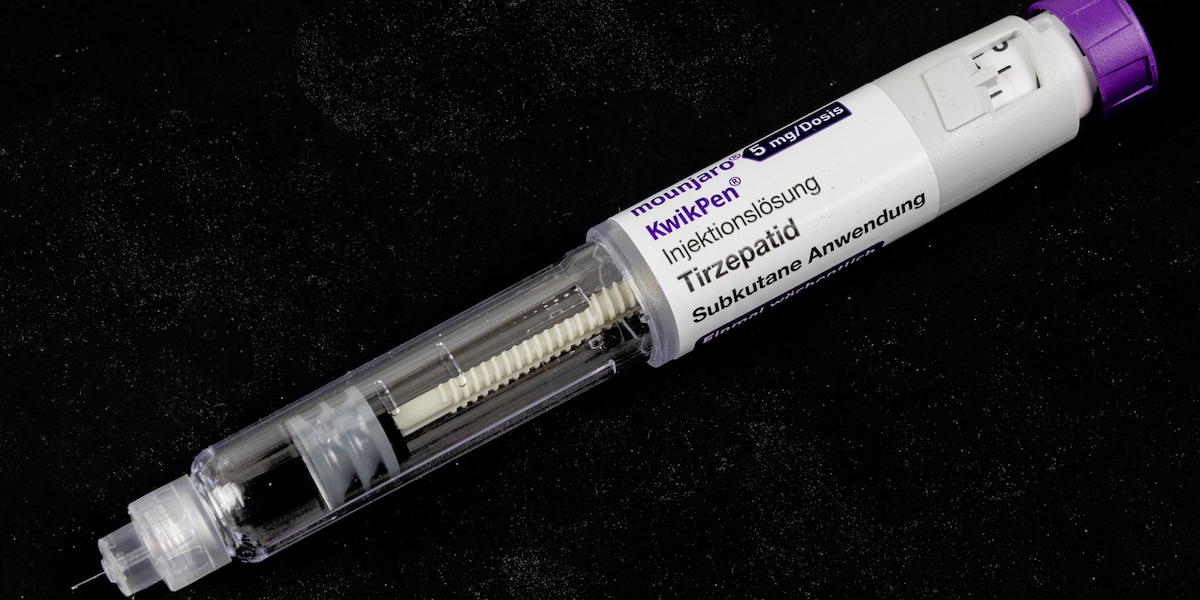 En injektionspenna med Mounjaro. Tirzepatid, den verksamma substansen i diabetes- och fetmaläkemedlet Mounjaro, har i en studie visat sig ha effekt mot alkoholberoende.