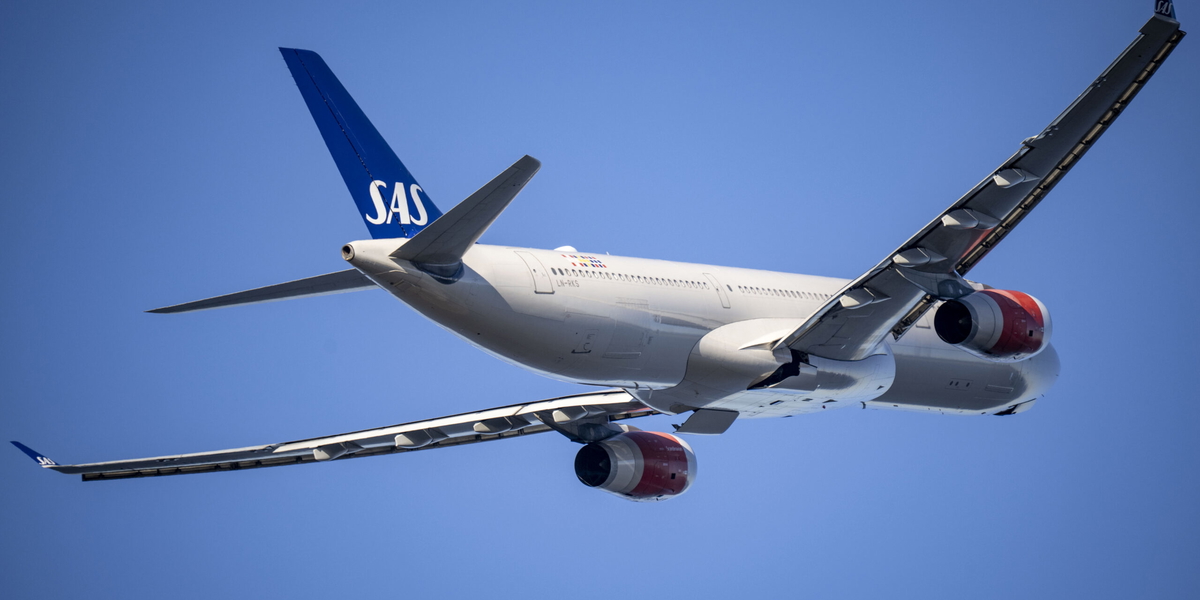 Många länder har stängt sina luftrum efter de amerikansk-israeliska attackerna mot Iran på lördagsmorgonen. Därför ställer flera flygbolag in resor till länder i Mellanöstern.