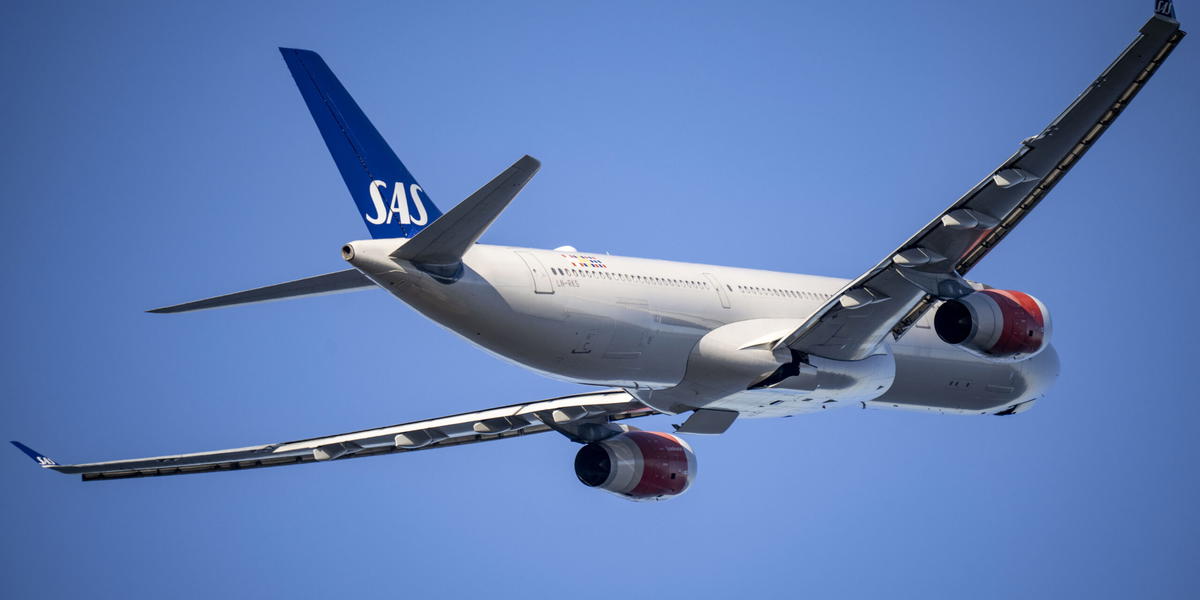 Många länder har stängt sina luftrum efter de amerikansk-israeliska attackerna mot Iran på lördagsmorgonen. Därför ställer flera flygbolag in resor till länder i Mellanöstern.