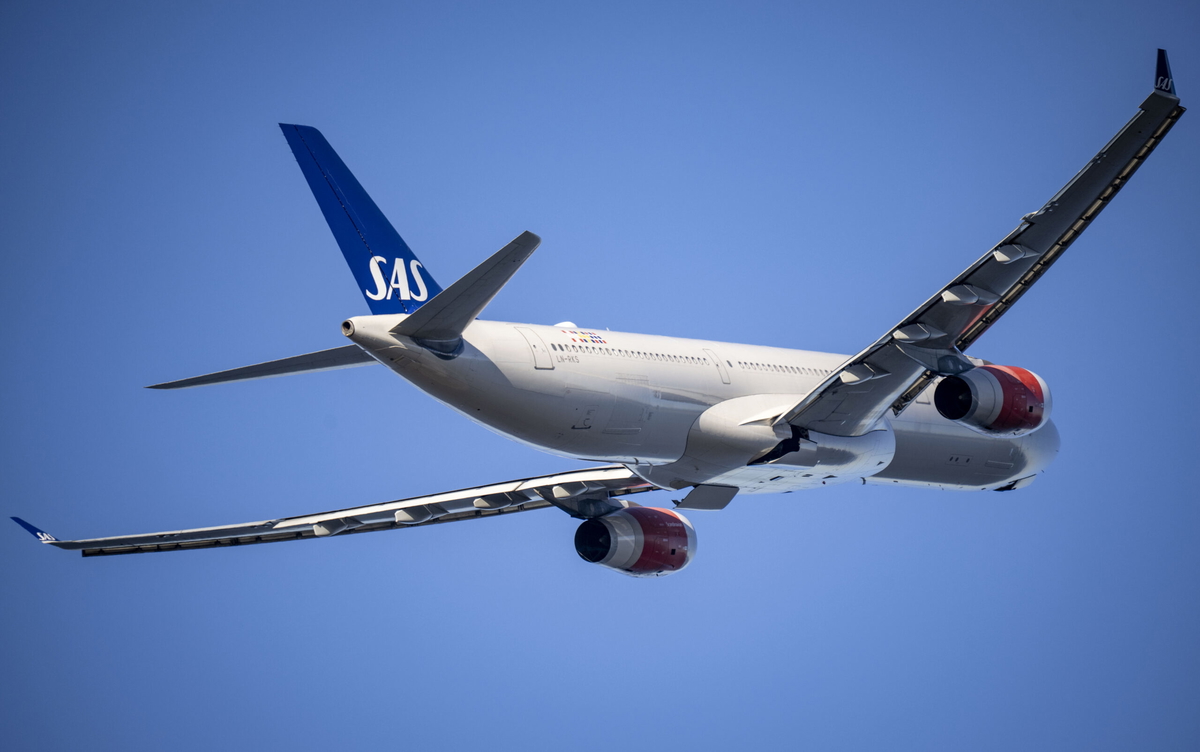 Många länder har stängt sina luftrum efter de amerikansk-israeliska attackerna mot Iran på lördagsmorgonen. Därför ställer flera flygbolag in resor till länder i Mellanöstern.