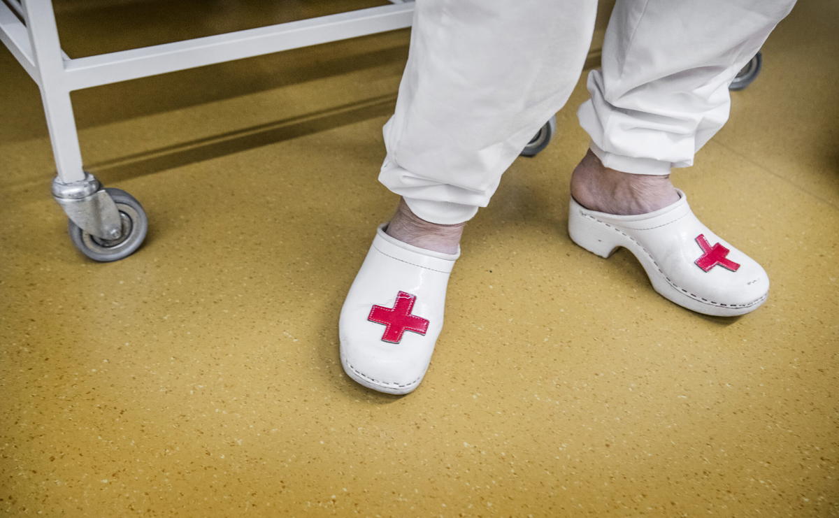 Många utrikesfödda jobbar i vården. Arkivbild.