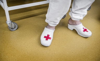 Många utrikesfödda jobbar i vården. Arkivbild.