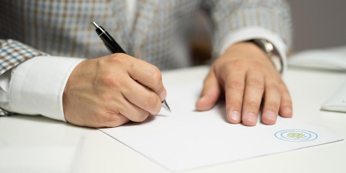 En man signerar ett dokument. Här är några av förslagen i utredningen om anpassning av reglerna som gäller för arv och testamente.