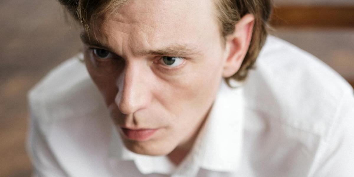 En man ser förvirrad ut. En ny studie antyder att antalet psykoser har ökar bland personer födda på 1980-talet och senare, jämfört med personer födda på 1960- och 19670-talen.