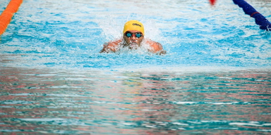 En man simmar i en bassäng. Äldre män är överrepresenterade i statistiken över omkomna i drunkningsolyckor. Simkunnighet är en färskvara och alla bör testa att simma 200 meter i en bassäng innan de ger sig ut och simmar i öppet vatten