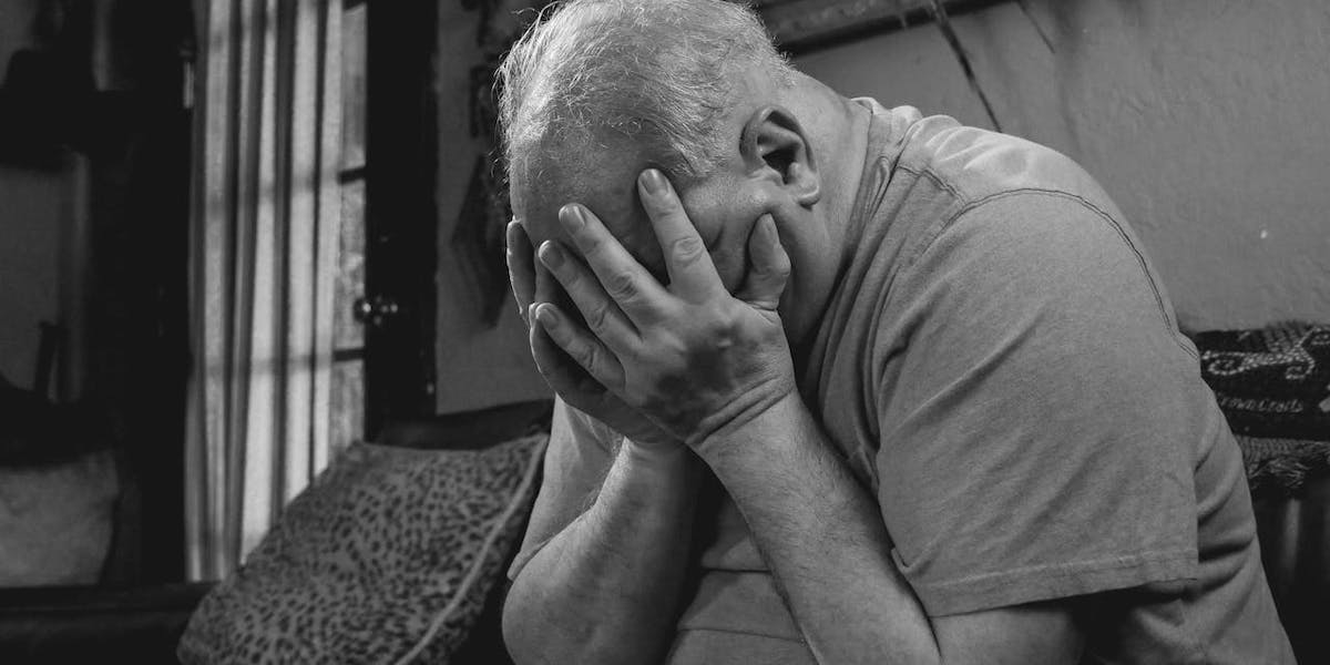 En man är ledsen. Åldersdiskriminering gör att många inte kan jobba till 67.