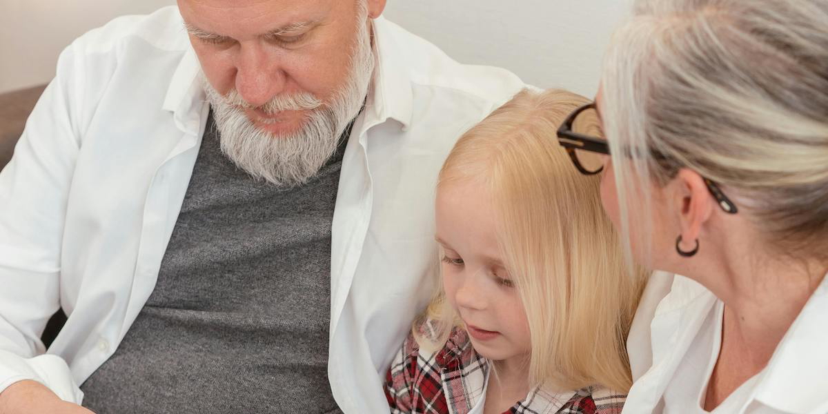 Ett äldre par med en liten flicka. De började ta ut pension och jobba mindre bland annat för att kunna vara mer med sina barnbarn. Personerna på bilden har ingenting med texten att göra.