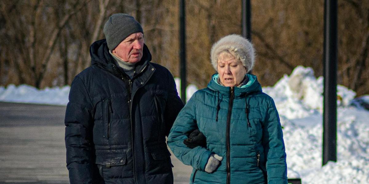Ett pensionärspar promenerar. Vissa känner att de förlorar en del av sitt värde när de går i pension, medan andra njuter att att få frihet att göra det de vill.