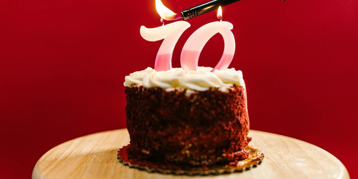 En tårta till någon som fyller 70. I dag är 70-åringar friskare och smartare än tidigare och kanske står vi inför en framtid där ålder inte indikerar svaghet, utan ses som en resurs?