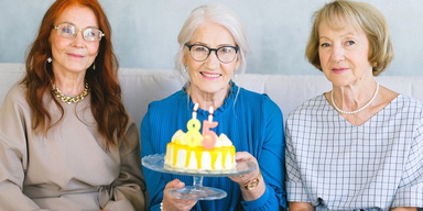 Tre äldre kvinnor. En författare som skrivit om hur kvinnor kan förlänga livet och förbättra hälsan delar med sig av sina viktigaste slutsatser.