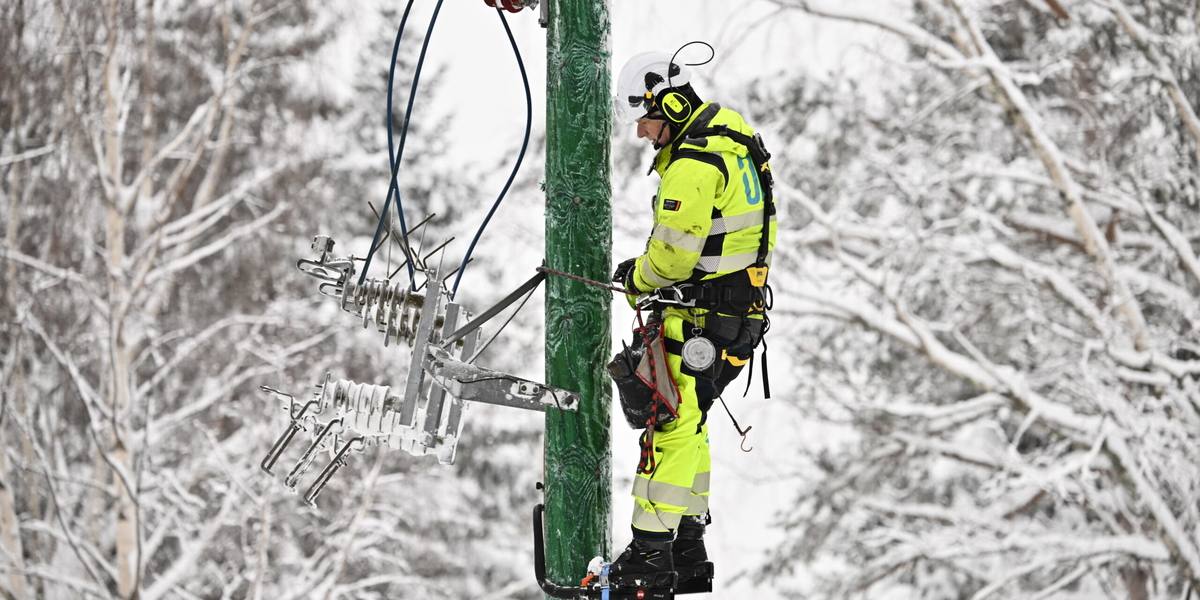 Reparationsarbeten utförs på luftburna elledningar efter stormen Johannes och ovädret Anna i Gävleborg.
