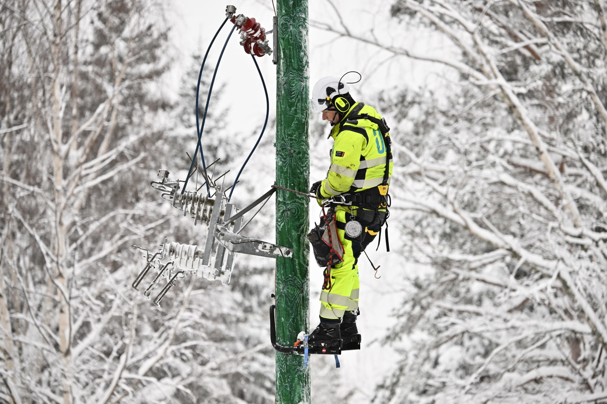 Reparationsarbeten utförs på luftburna elledningar efter stormen Johannes och ovädret Anna i Gävleborg.