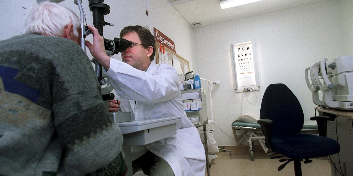 En ögonläkare undersöker en patient. Undersöker patient. Forskare har hittat ett viktigt fönster där den tidigaste debuten av Alzheimers sjukdom kan ses.