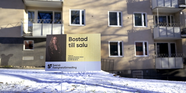Bostad till salu-skylt i Solna.