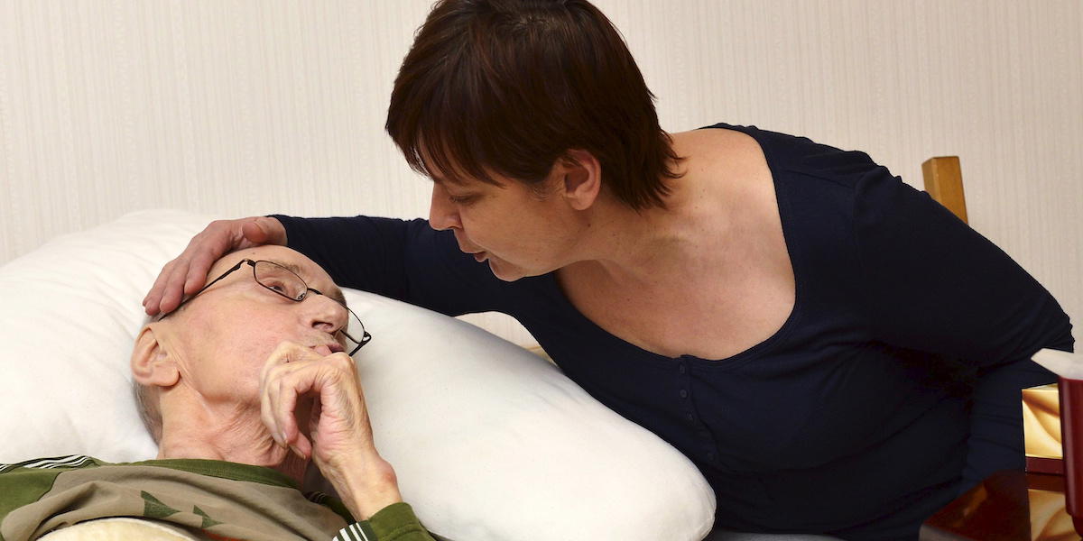 En kvinna vårdar sin make. Om du gått ned i arbetstid för att vårda en anhörig riskerar du att förlora pension.