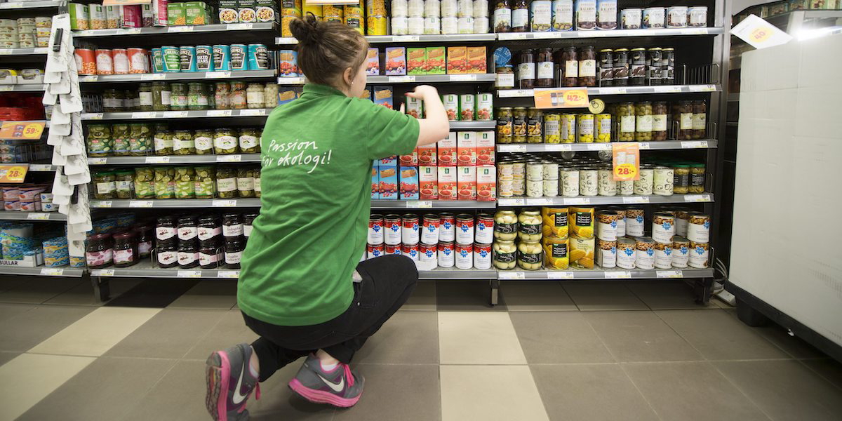 En butiksanställd plockar med varor. Nytt kollektivavtal ger deltidsanställda i butik bättre ersättning för extrajobb.