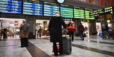 Resenärer väntar med sina resväskor i väntsalen på Stockholms Centralstation. Under 2026 blir det fler korta resor då resenärer av olika skäl vill undvika långresor och långa flygresor.