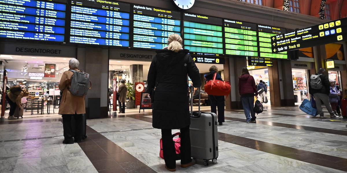 Resenärer väntar med sina resväskor i väntsalen på Stockholms Centralstation. Under 2026 blir det fler korta resor då resenärer av olika skäl vill undvika långresor och långa flygresor.