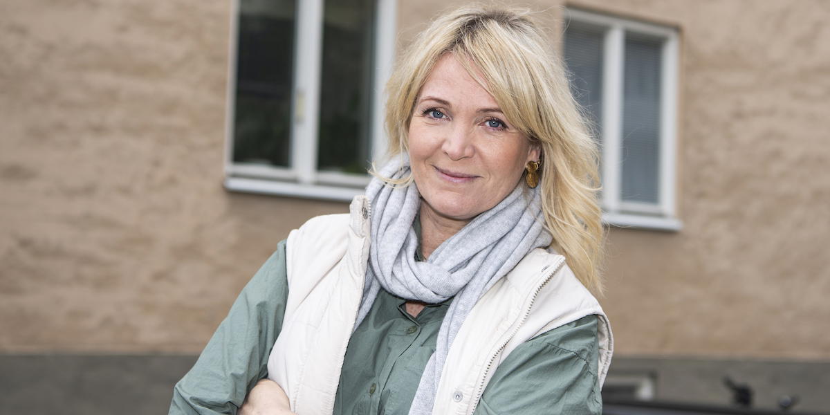 Programledaren Kattis Ahlström, hon guidar deltagarna i den nya säsongen av Seniorsurfarna.