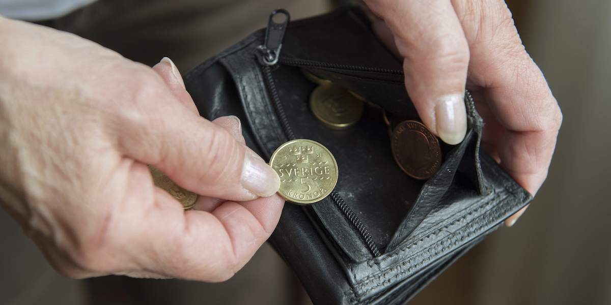 En kvinna har bara några mynt i sin plånbok. Ekonomisk stress ger ofta skamkänslor och handlar inte bara om pengar utan även om trygghet och självbild. Här får du tips om hur du kan hantera din ekonomiska stress.