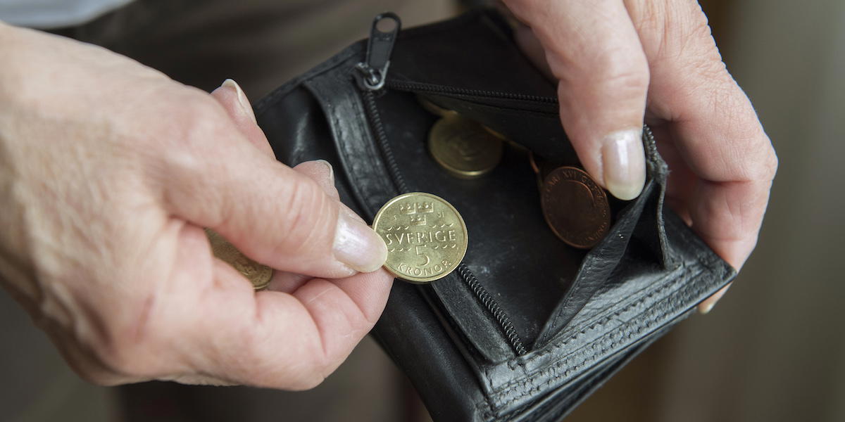 En kvinna har bara några mynt i sin plånbok. Ekonomisk stress ger ofta skamkänslor och handlar inte bara om pengar utan även om trygghet och självbild. Här får du tips om hur du kan hantera din ekonomiska stress.