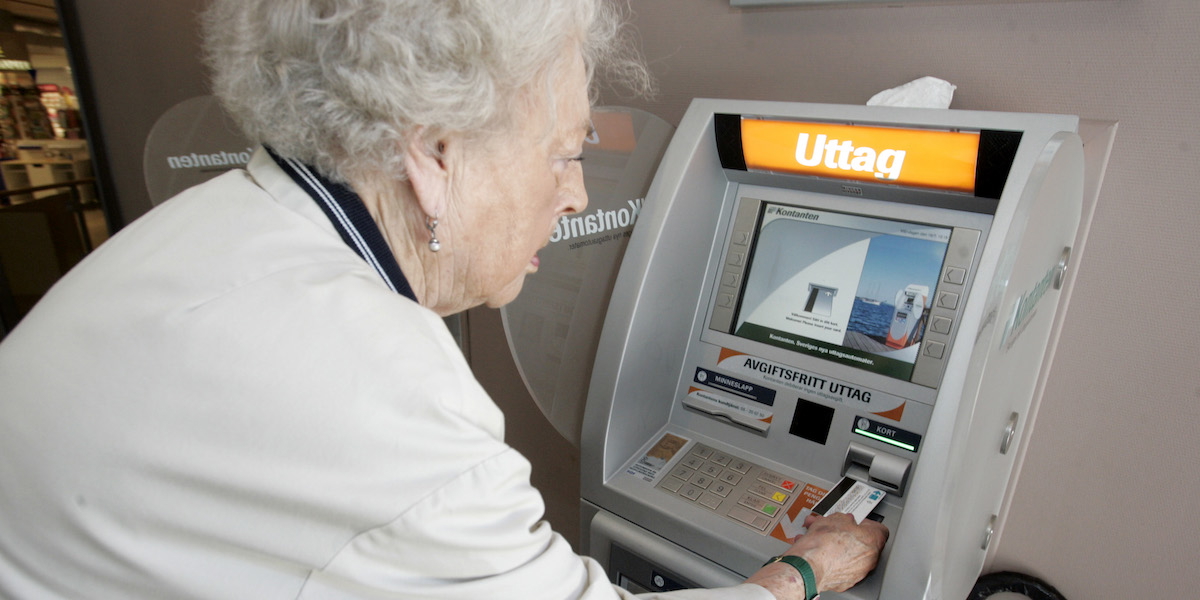 En pensionär gör ett kontantuttag i en bankomat. Hur mycket du tjänat under ditt liv, om du har tjänstepension och när du börjar ta ut din pension är det som påverkar din pension allra mest, men det finns några saker du kan göra för att förbättra den.