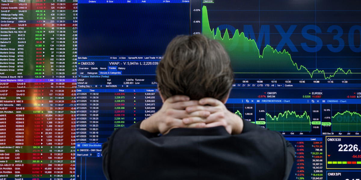 Nasdaq Stockholm, Stockholmsbörsen. En man står framför en skärm med dalande aktiekurser. Den här veckan har börjat med en nedgång på finansmarknaden och det beror bland annat på det här