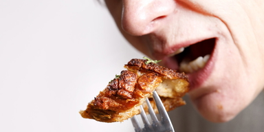 En man äter. En studie visar att du får mycket lättare att gå ned i vikt om du undviker att äta en viss sorts mat, det ger dessutom även andra hälsofördelar.