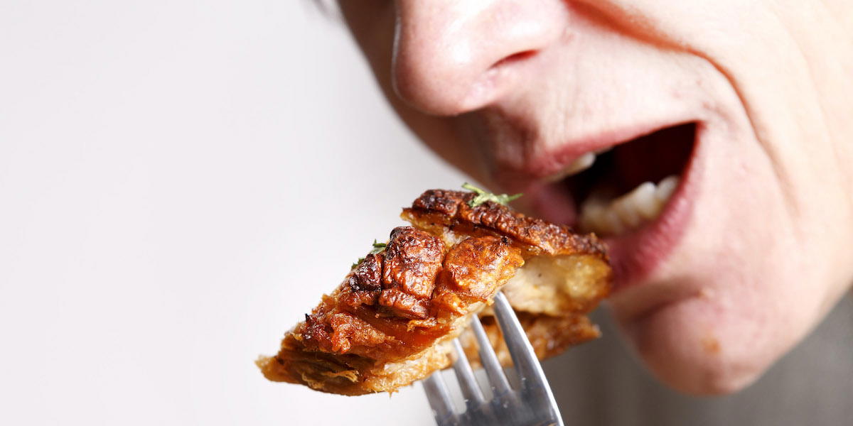 En man äter. En studie visar att du får mycket lättare att gå ned i vikt om du undviker att äta en viss sorts mat, det ger dessutom även andra hälsofördelar.