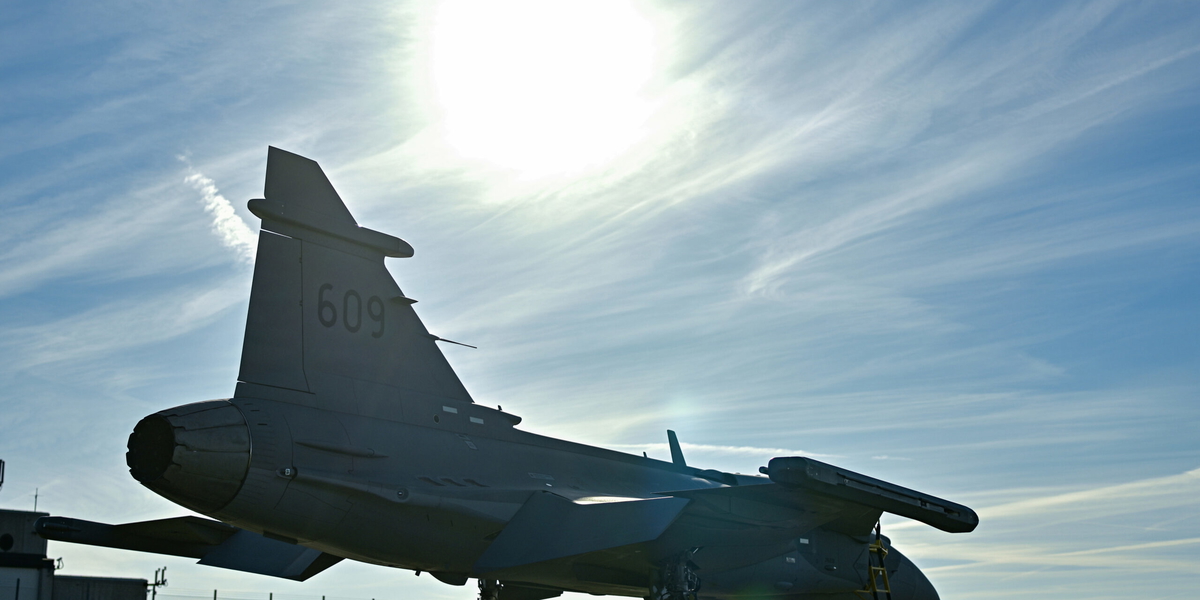 Solen skiner på de anställda och på Saabs stridsflygplan JAS 39 Gripen. Arkivbild.