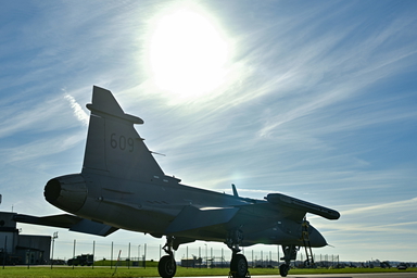 Solen skiner på de anställda och på Saabs stridsflygplan JAS 39 Gripen. Arkivbild.