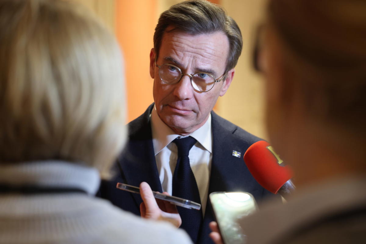 Statsminister Ulf Kristersson (M) möter medier efter möte i EU-nämnden i Sveriges riksdag. 