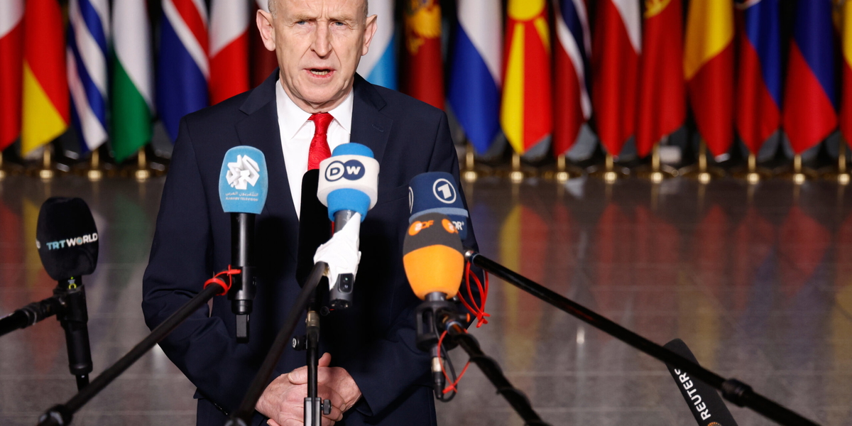 Storbritanniens försvarsminister John Healy på Natos försvarsministermöte i Bryssel.