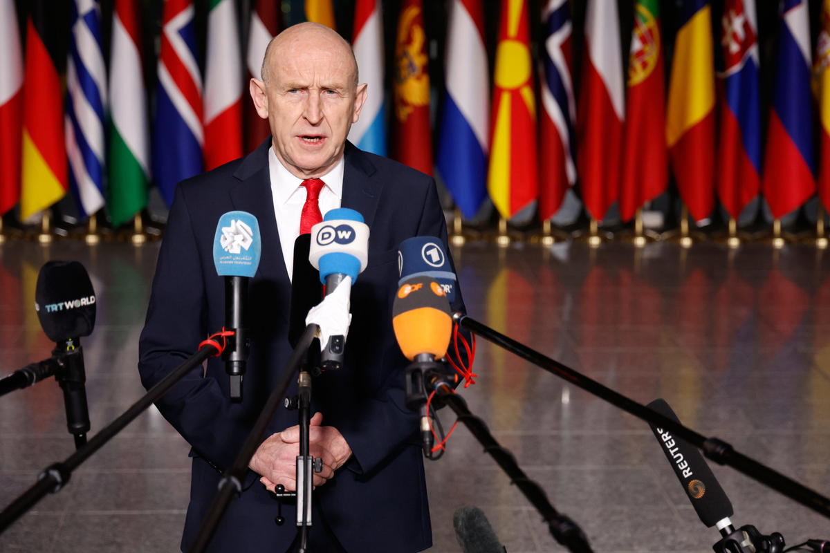 Storbritanniens försvarsminister John Healy på Natos försvarsministermöte i Bryssel.