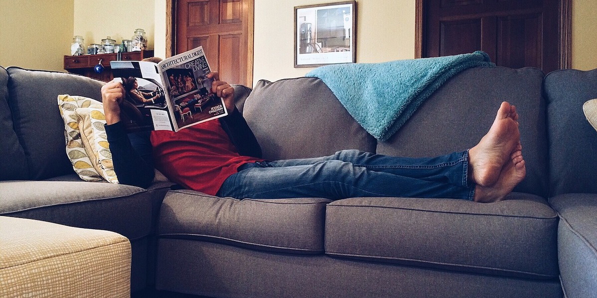 En man ligger på soffan. Soffliggarna, som inte gjort något aktivt val av premiepensionsfond sparar sina pesmiepensionspengar i den statliga ickevalsfonden AP7 Såfa, som under 2025 drabbades hårt av den förstärkta kronan.