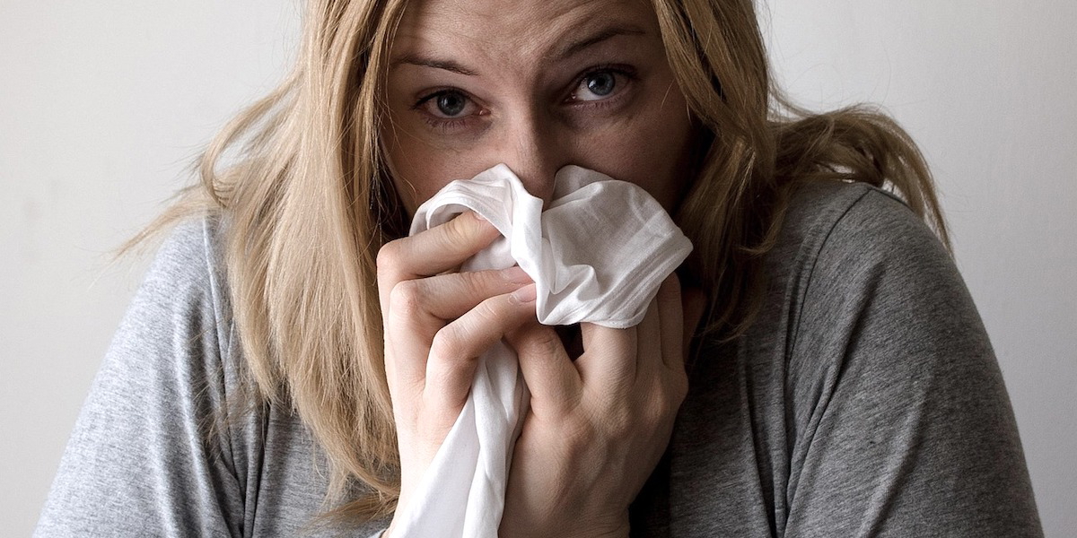 en kvinna med förkylning. En ny studie visar att hur dina näsceller reagerar på rhinovirus bidrar till att avgöra om du blir förkyld och hur dåligt du mår av det.