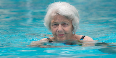 En äldre kvinna simmar. När hon var ung förfasades Zoya Patel över äldre kvinnor i badhuset som inte verkade skämmas över sina kroppar, nu vet hon bättre men känner sig trots det styrd av ouppnåeliga skönhetsstandarder.