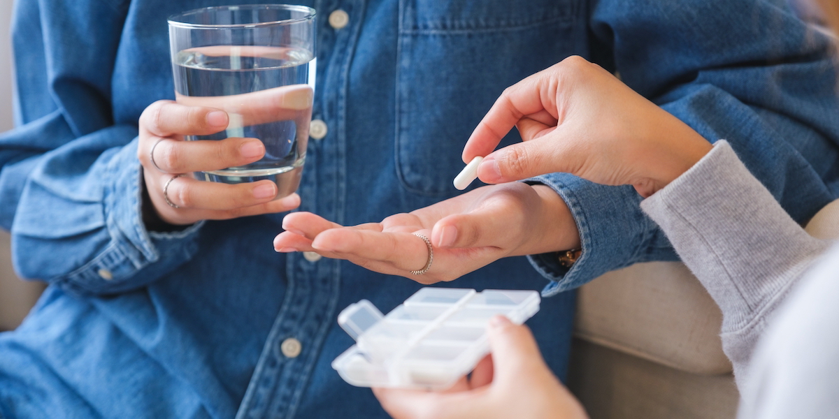 en person ger ett läkemedel till en annan person